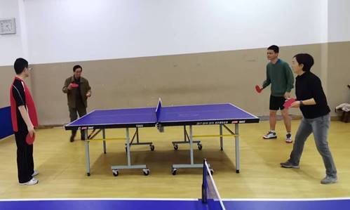 说明:图片包含 地板, 室内, 房间, 人 描述已自动生成